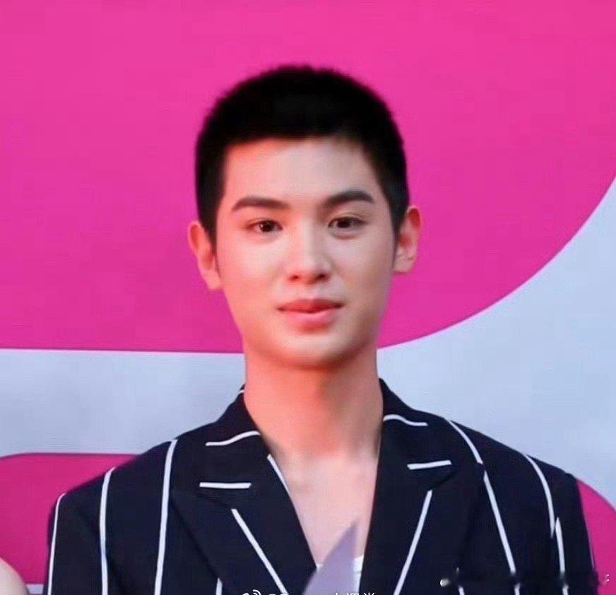 黄明昊这寸头不太适合他啊 还是太像小孩 ​​​