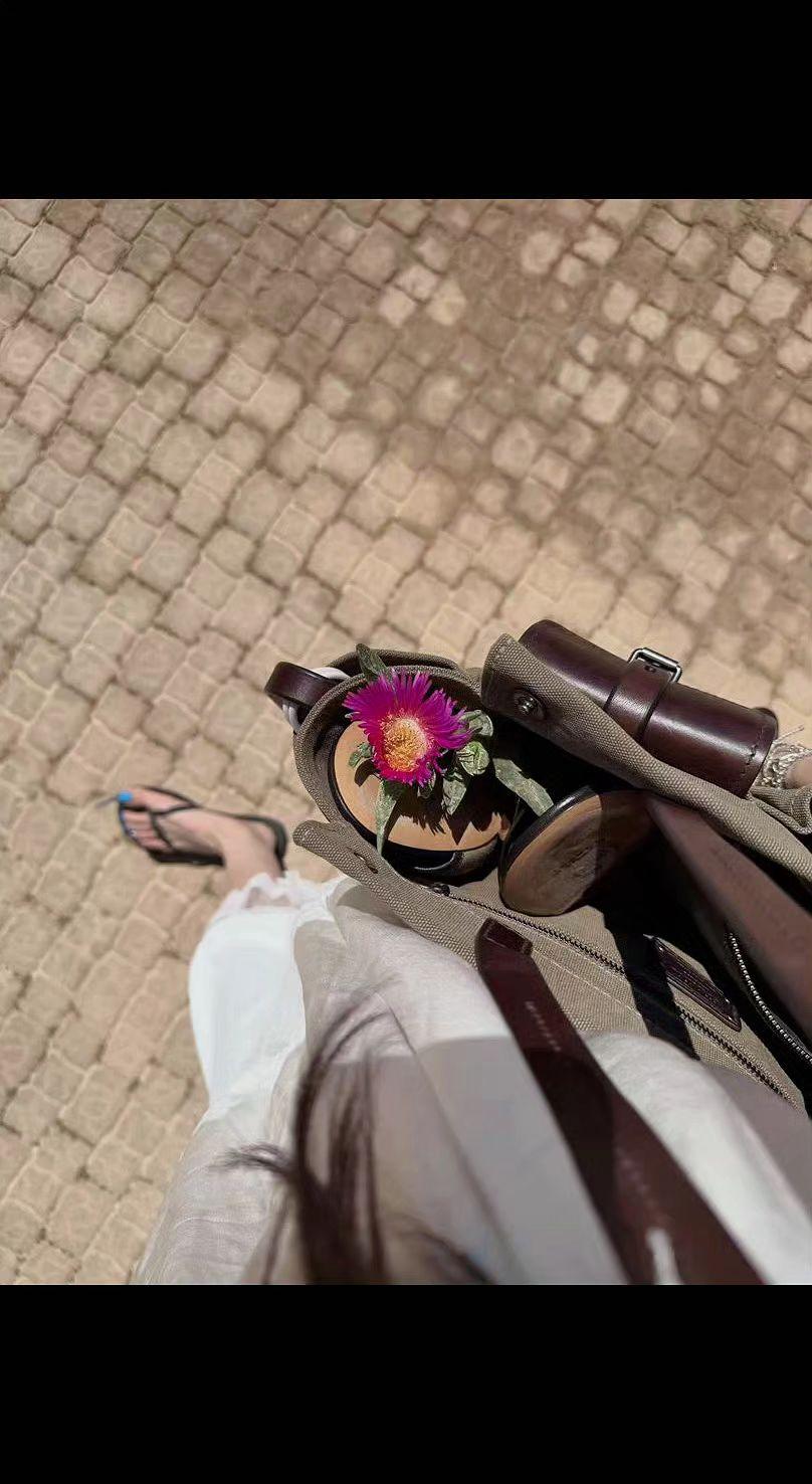 🌸花是偷来的浪漫💐 脚步却慢成了诗行✨ 日子就该这样 一半烟火一半远方🌿