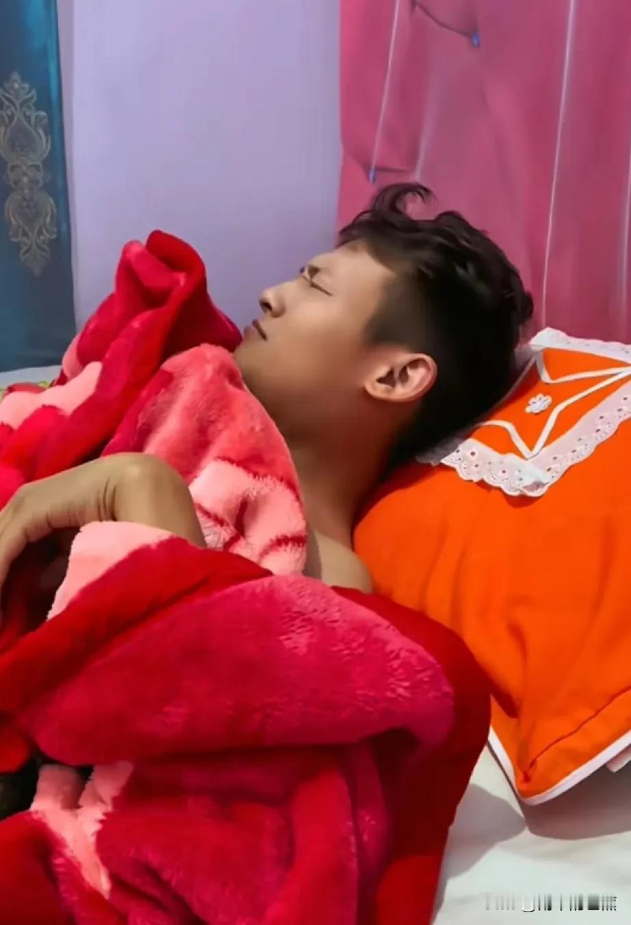 菲利斯和拉乌的摄影师光头强，模仿张同学，从早上起床。到上厕所，洗脸刷牙，去钓鱼，