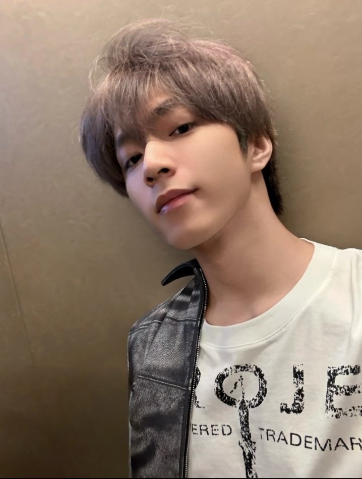 刘耀文 🐺刘耀文 目光磁石 人生的黑夜也没什么不好，愈是黑暗的晚上，月亮与星星
