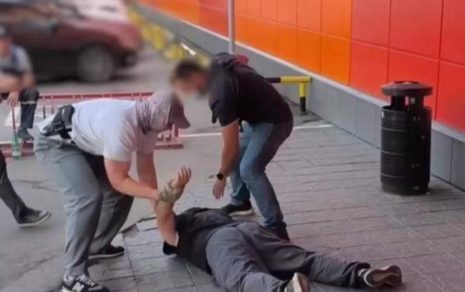 普京收到好消息，俄罗斯克格勃出手，现场抓捕乌克兰特务，缴获35架FPV无人机。