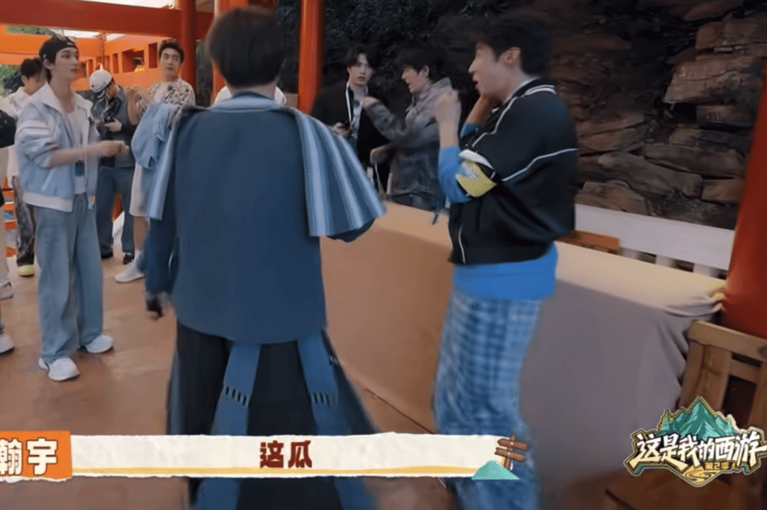 妈呀 刘耀文找宋亚轩戴耳机都准备自己戴了 然后跑去找宋亚轩给自己戴耳机 周围那么