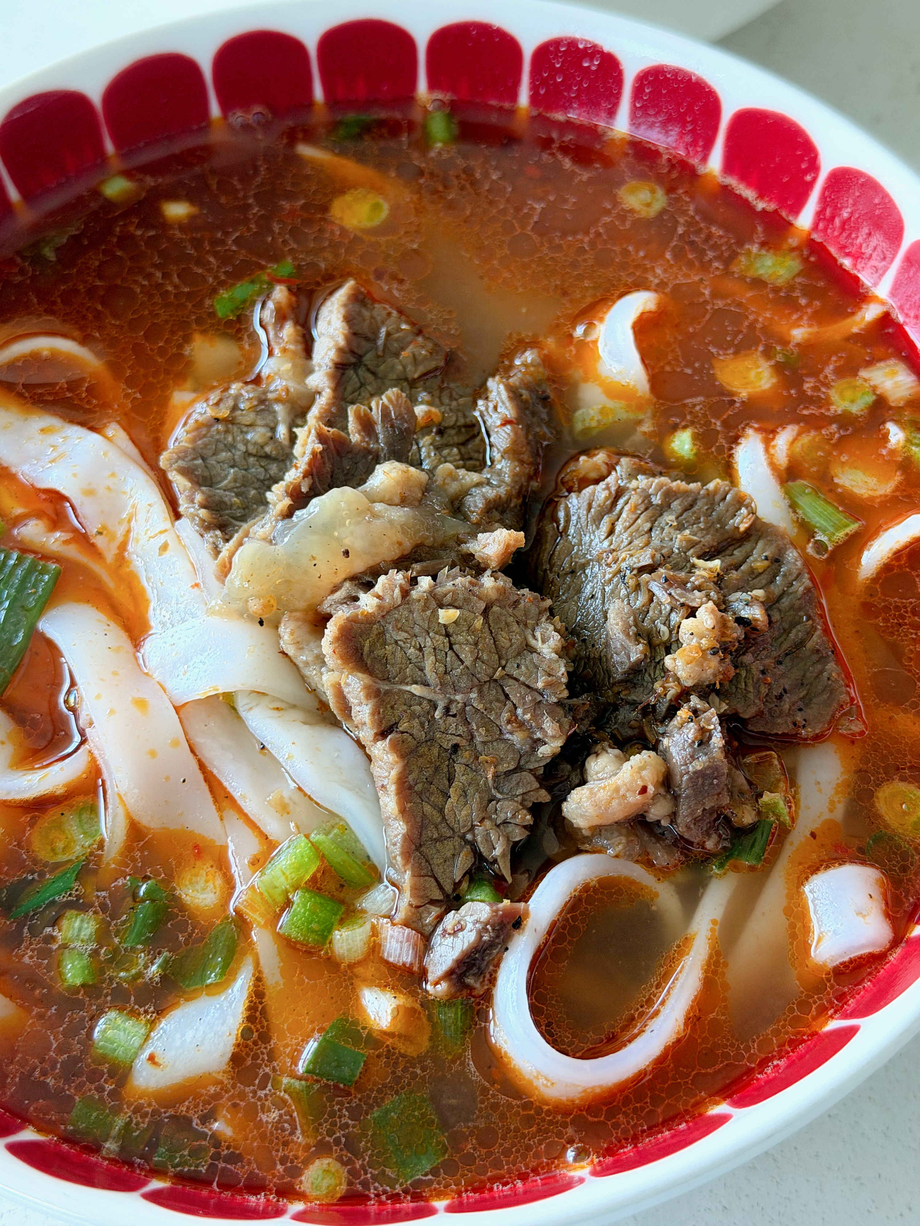 雅园新上的牛肉粉，我们一致测评是好吃的。它家热干面、凉面、牛肉粉都可以闭眼入，跟