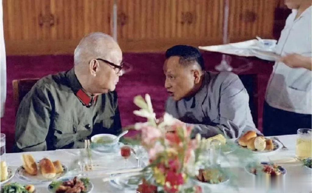1975年8月，78岁的叶剑英与71岁的邓小平在国宴上聊天，当时两人都担任中共中