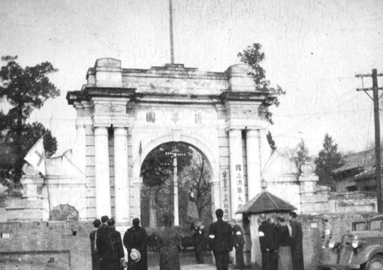 新中国成立后，清华大学最大的战略失误有两个：一是1952年没有扛住压力，把全部理