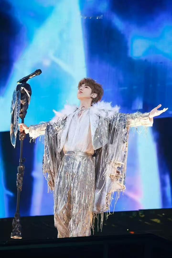 王源上海演唱会开场即雨停王源身上绑了晴天系统吧连日阴雨笼罩上海场馆，偏偏王源演唱