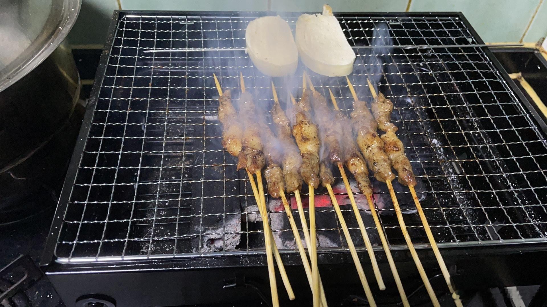 自己在厨房烤串，最大的原因就是现在外边的饭店已经吃不到炭烤串了，都是电烤的，我不