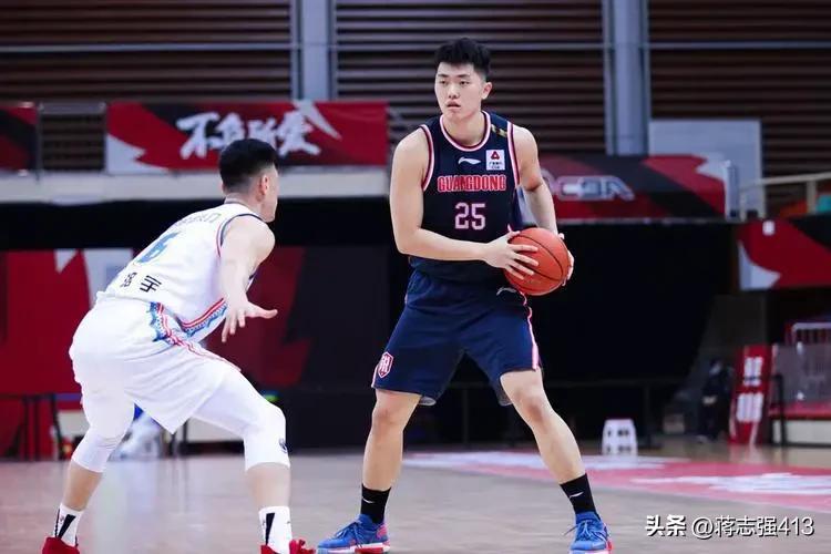 现在很多球迷都迷惑为什么杜锋对陈家政要求那么严格，看看许昕在广东被杜锋训得唯唯诺