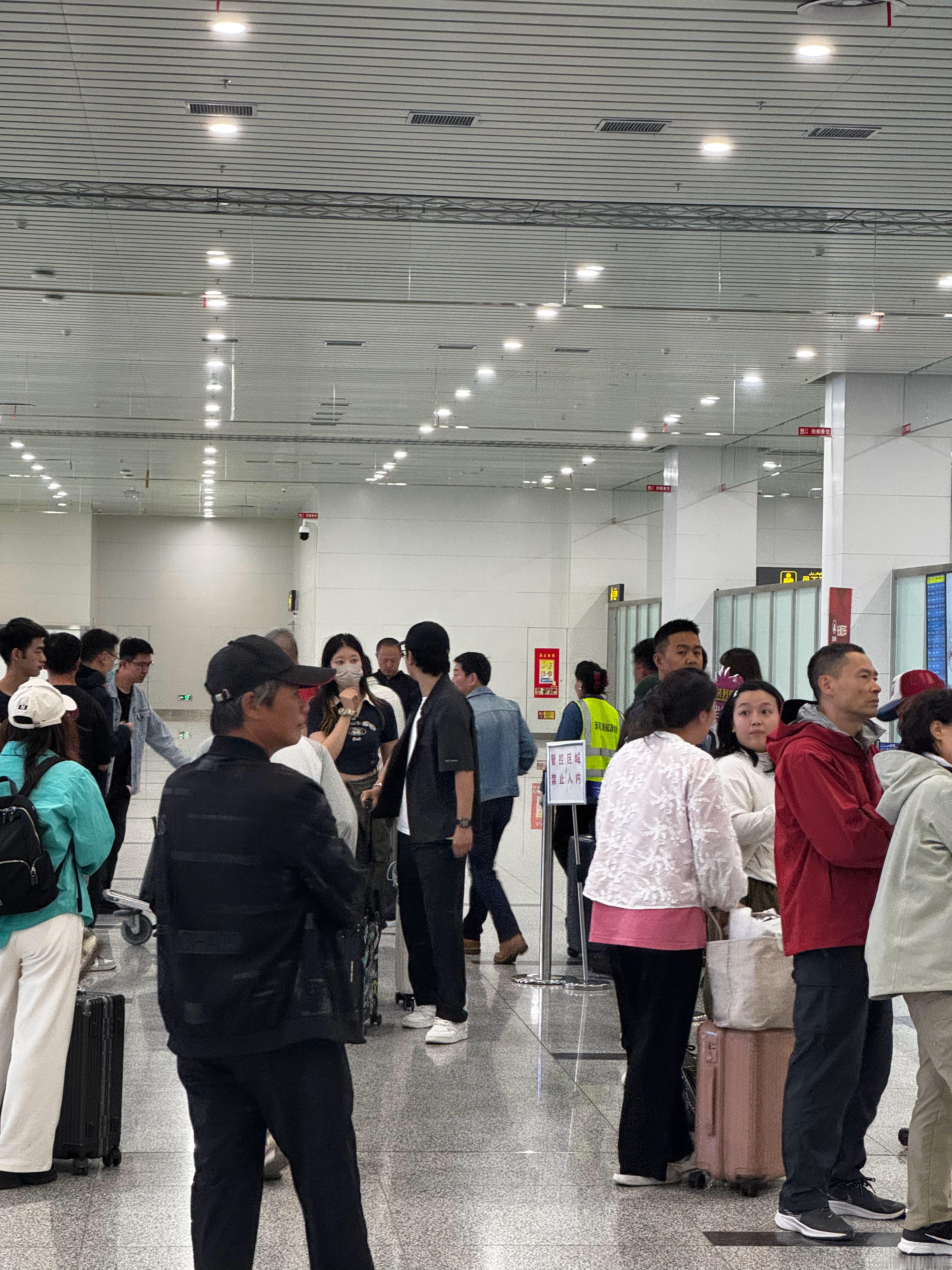 厕所碰到老魏倒也是不方便合影最后发现原来我们一趟飞机[允悲][允悲][允悲] ​