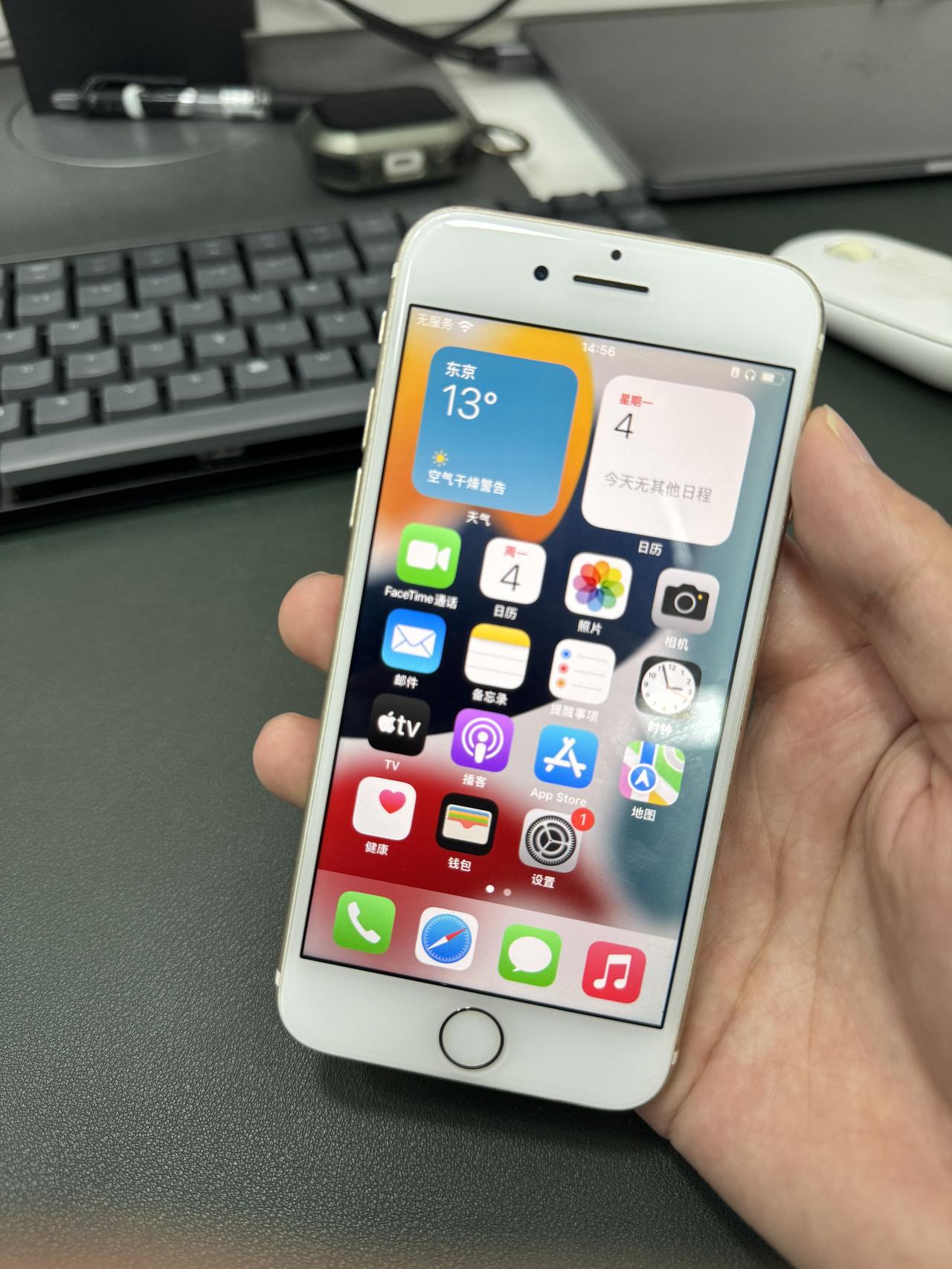 当年的一代经典，也是存在感相对较弱的一代iPhone[吐舌]最后一代全金属机身i