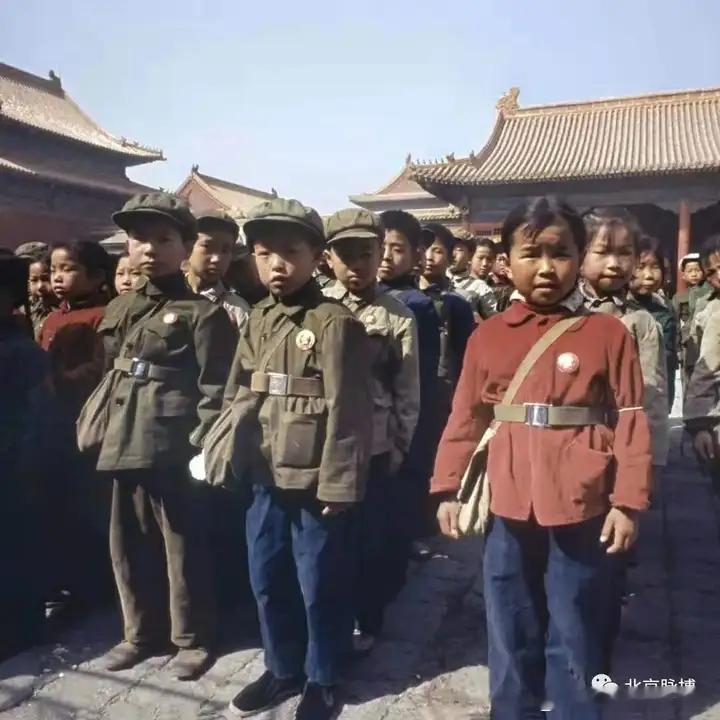 1971年，小学生故宫春游 