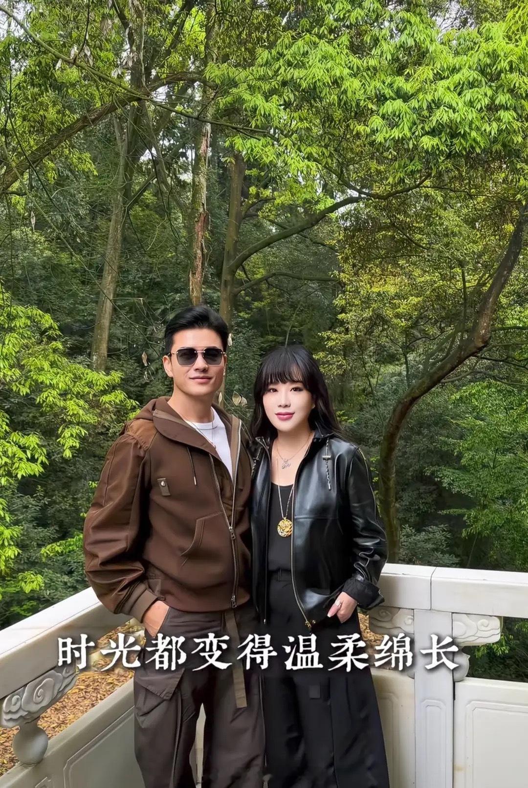 吕良伟携妻子杨小娟到成都青城山普照寺祈福，夫唱妇随幸福甜蜜！ 