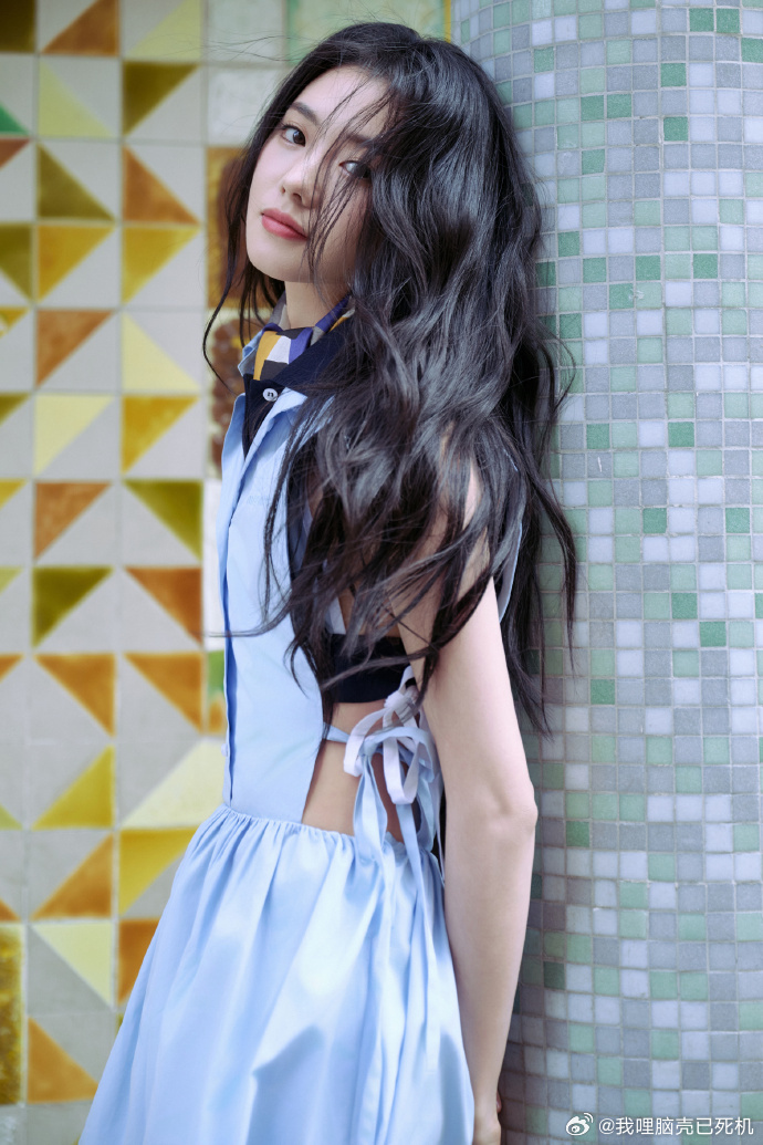 刘浩存巴黎街头随拍刘浩存洒脱步履乘一阵午后轻风 刘浩存巴黎街头随拍，刘浩存洒脱步