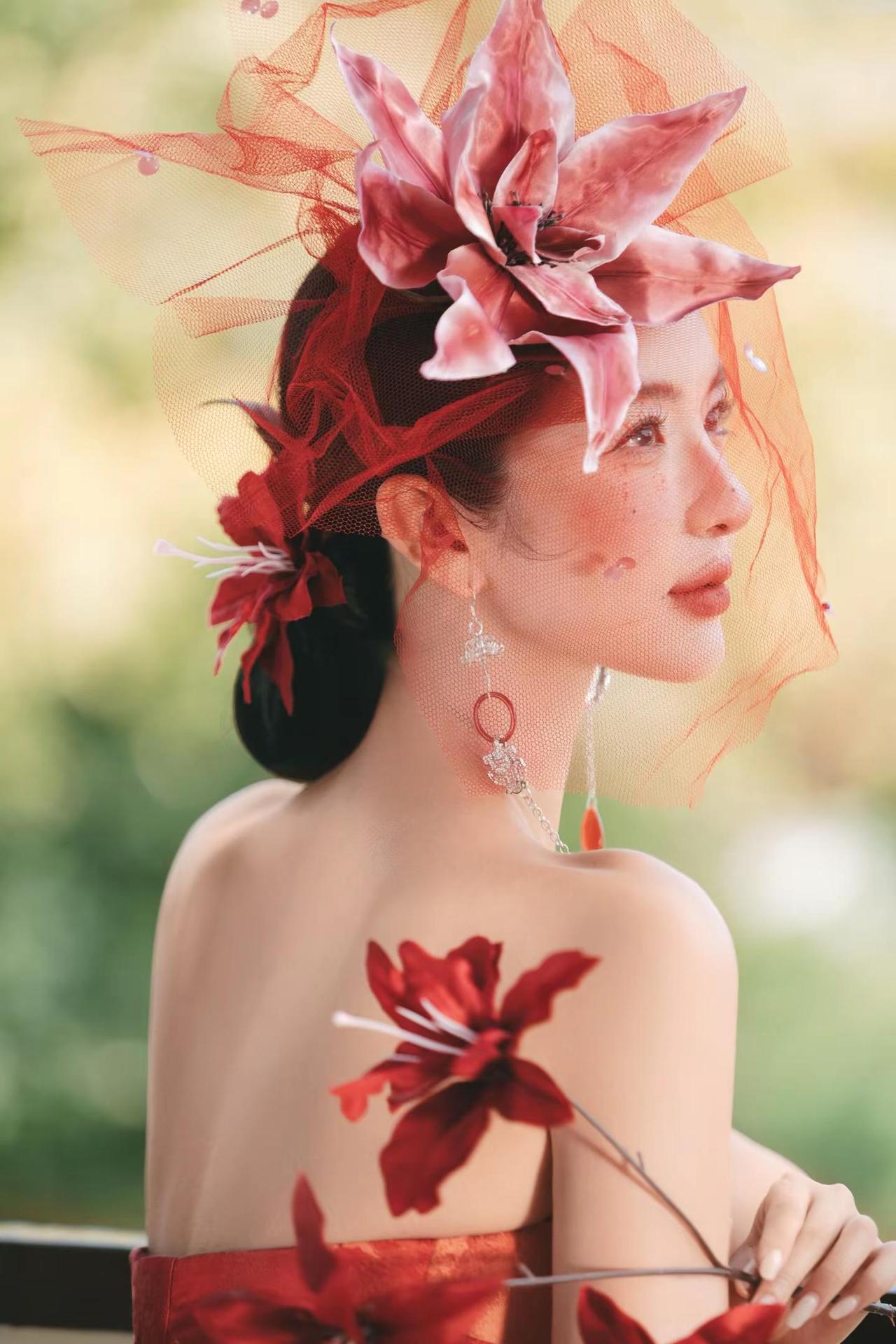 回廊转角遇你，从此四季皆是良辰。新中式婚纱照 中式婚服 新中式婚纱照风格 结婚