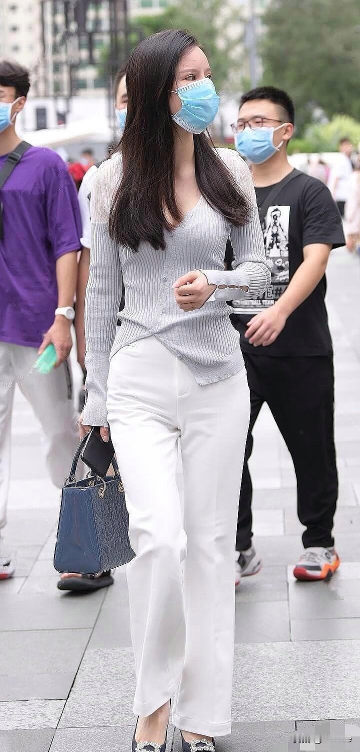 都市时尚穿搭，优雅白色套装搭配黑色高跟鞋，尽显都市女性魅力。