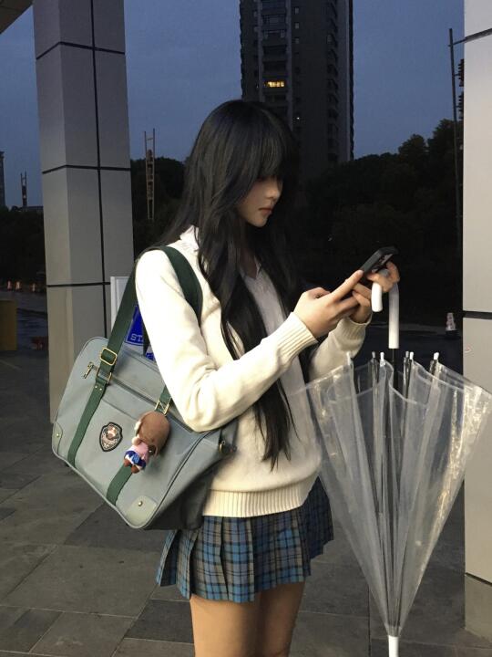又是一个雨天的便利店
