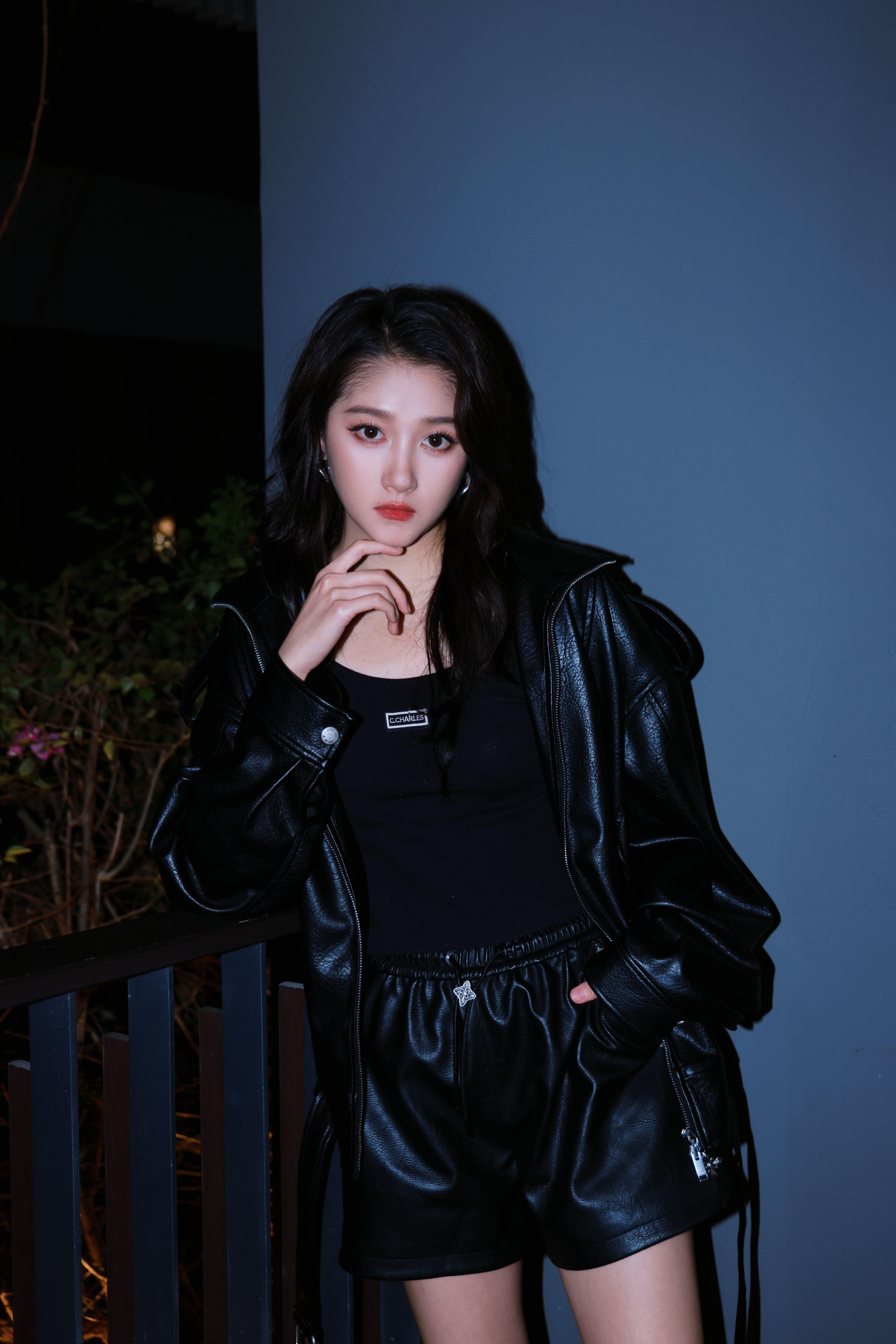 关晓彤一套造型后是另一套新的造型 皮衣飒姐，好酷好帅😎 ​​​