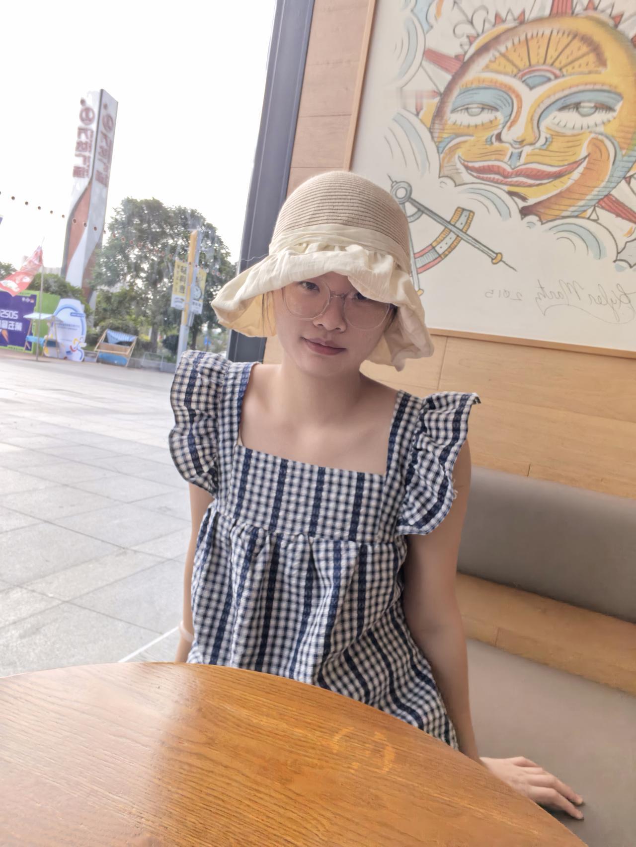 我对帅哥说：“上楼看分分钟钟能给我一百万的霸总了。”
帅哥立马回复：“羡慕。”