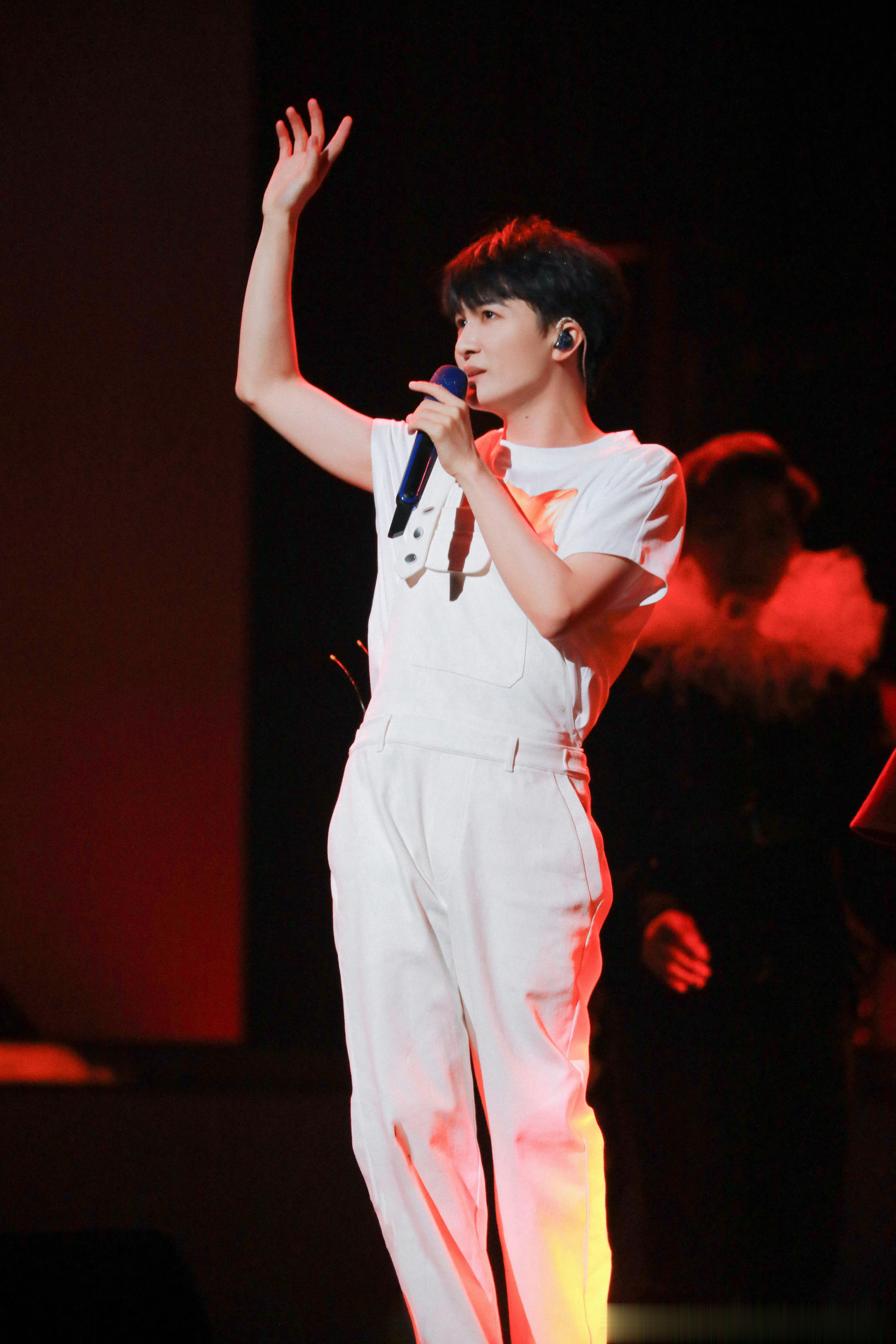#周深[超话]#[音乐] #周深深深感谢你9周年演唱会# [2023.08.25