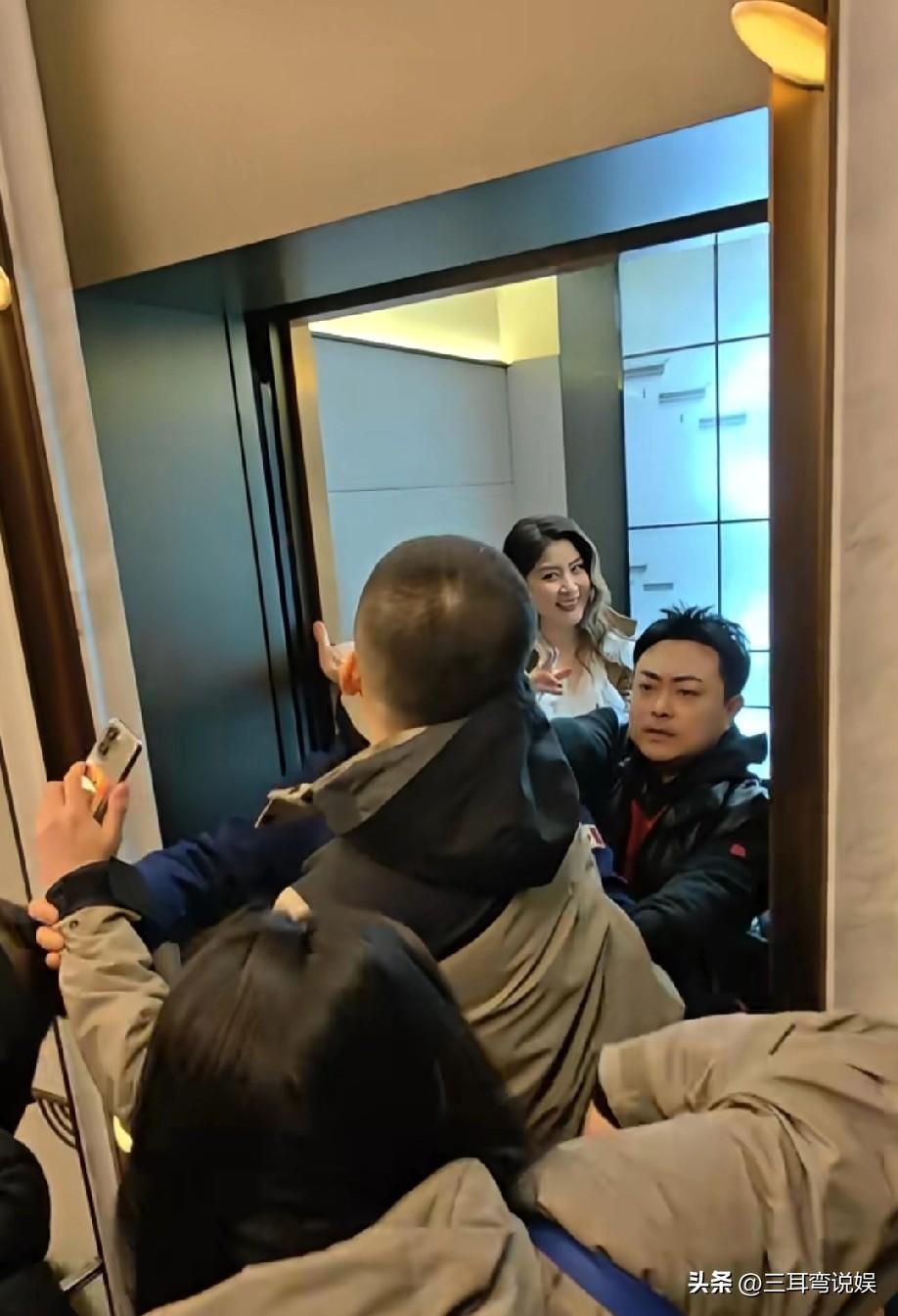 陈慧琳脾气实在是太好了！

3月20日晚，陈慧琳在江苏盐城完成演出后乘坐电梯时，