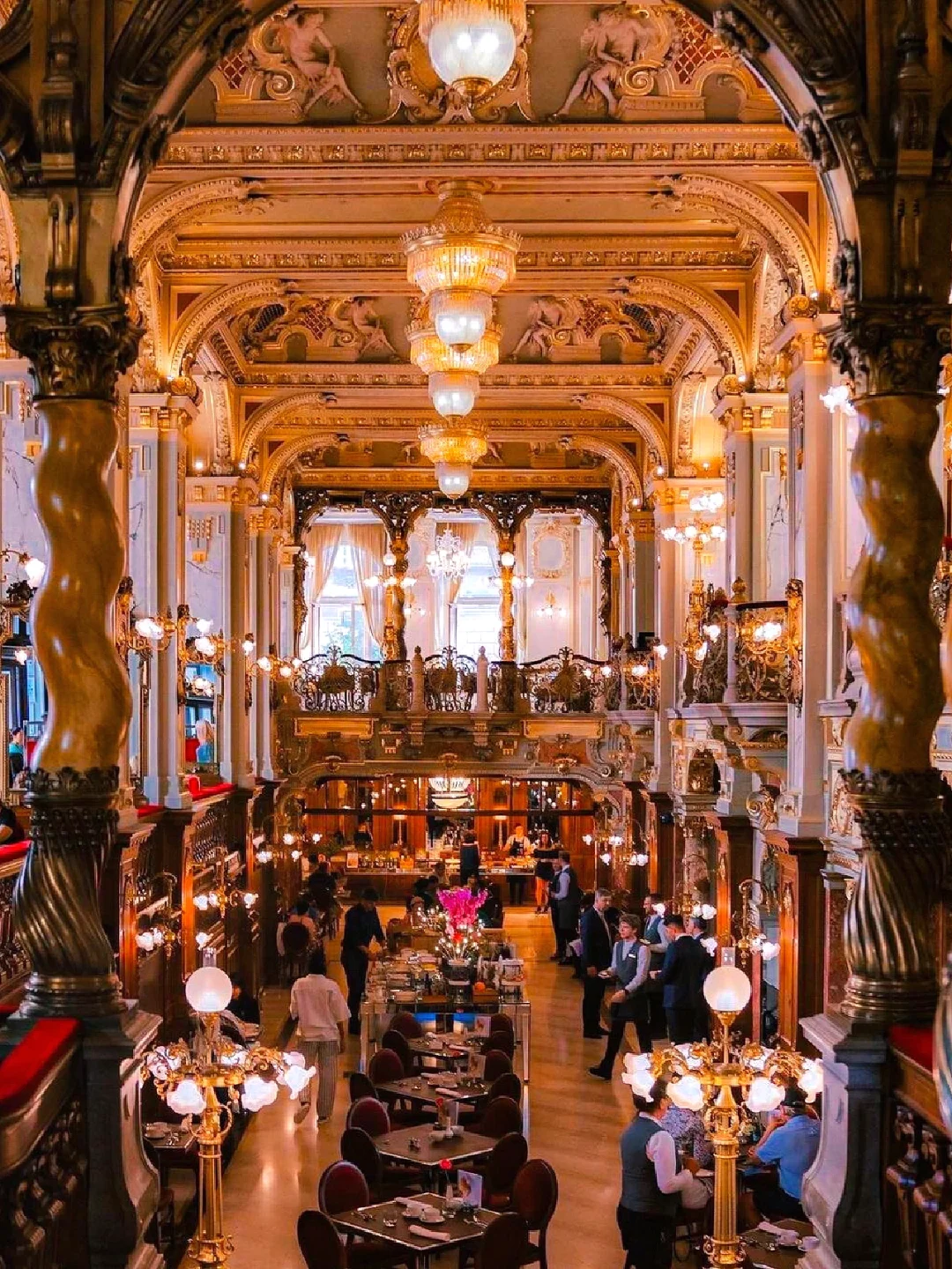 布达佩斯☕️我愿称之为欧洲最美咖啡厅之一！