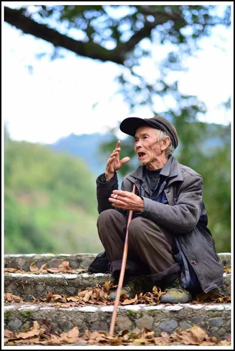 我的老丈人，异想天开的老人，说要去外太空治疗冠心病。还要吃灵芝袍子粉，要买海参，