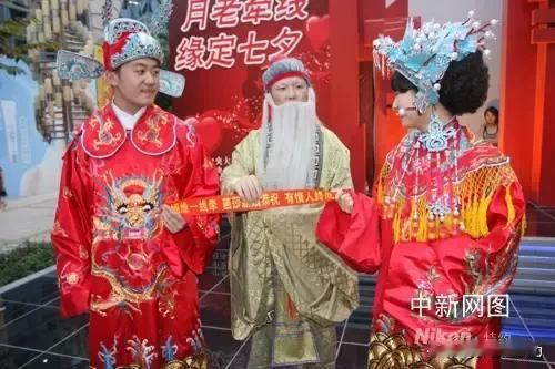 谢月老
    
一对龙凤立华堂
珠围翠绕意洋洋
一根小小红头绳
栓住鸳鸯岁月长