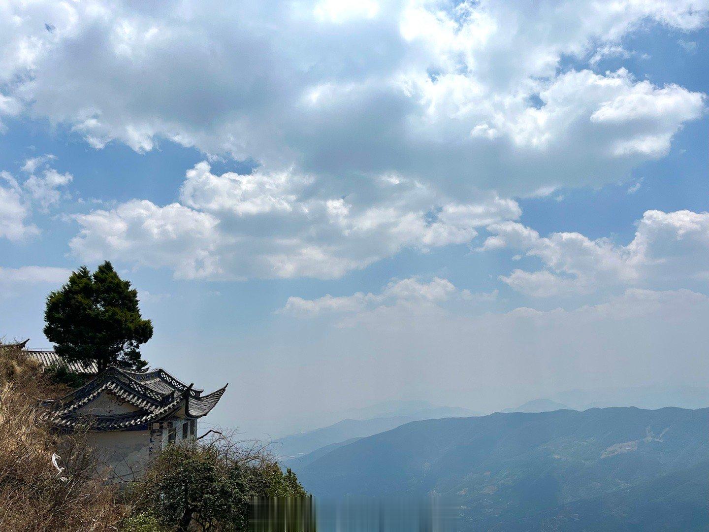 【不是仙境胜似仙境！#大理鸡足山气势磅礴胜似仙境# 】云南大理鸡足山雄峙于云贵高