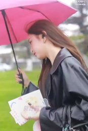 吴宣仪雨中小跑吴宣仪雨中撑伞氛围感吴宣仪雨中撑伞小跑的样子，简直就是我的梦中场景