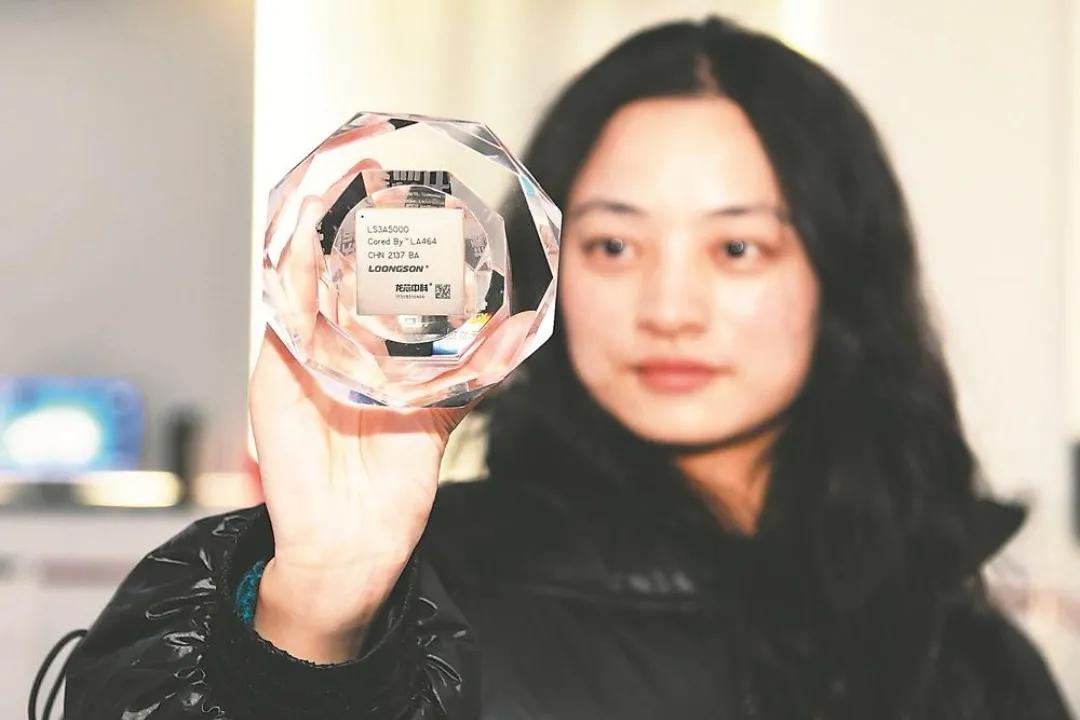欧美国家再也不能说我们没有自己的芯片了！
今年，龙芯中科发了国内第一自主研发的C