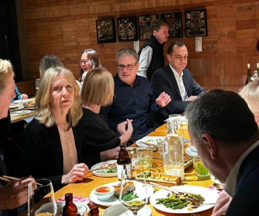 大英帝国的优越感，在三里屯碎了一地！斯塔默这顿饭吃得心惊肉跳，因为他终于看清了一