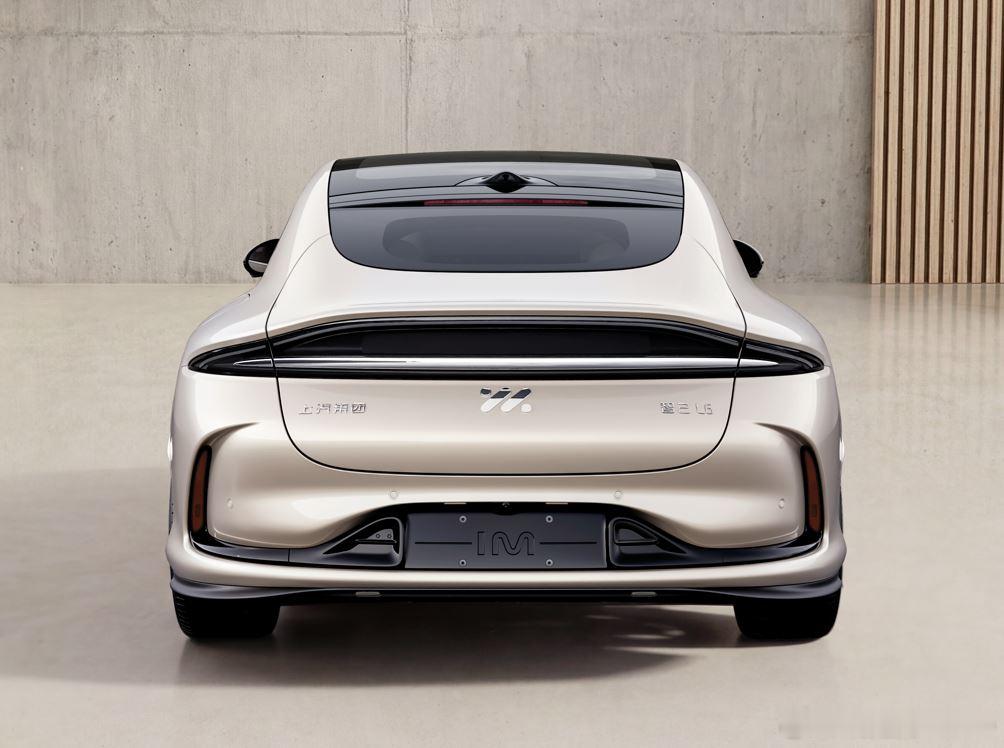 智己L6改款来了，L6是最好看的纯电轿车，不接受反驳245kw后驱+磷酸铁锂-中