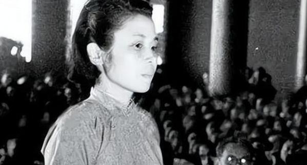 1940年，军统女特务冒死救下一名地下党，11年后，女特务被我党抓获，女特务提出