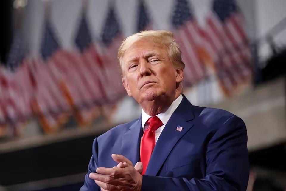 访华回来，特朗普疯了一样发推——不谈协议，不处理通胀，而是催促工程队开工。

这