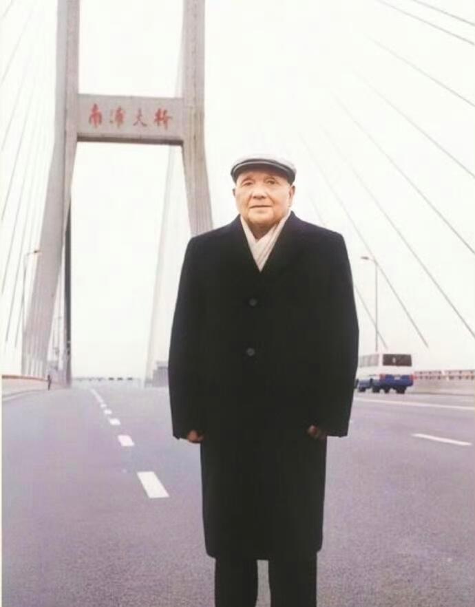 历史知识照片拍摄于1992年2月，是邓公视察上海在南浦大桥上的留影。当时的邓公已