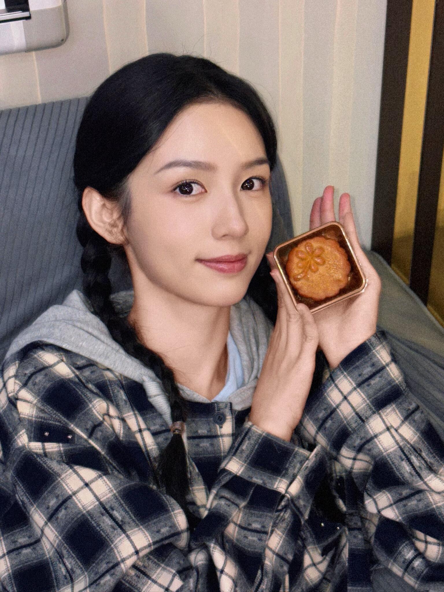 这里有一个周也很萌[抱一抱]周也中秋吃月饼营业照 ​​​