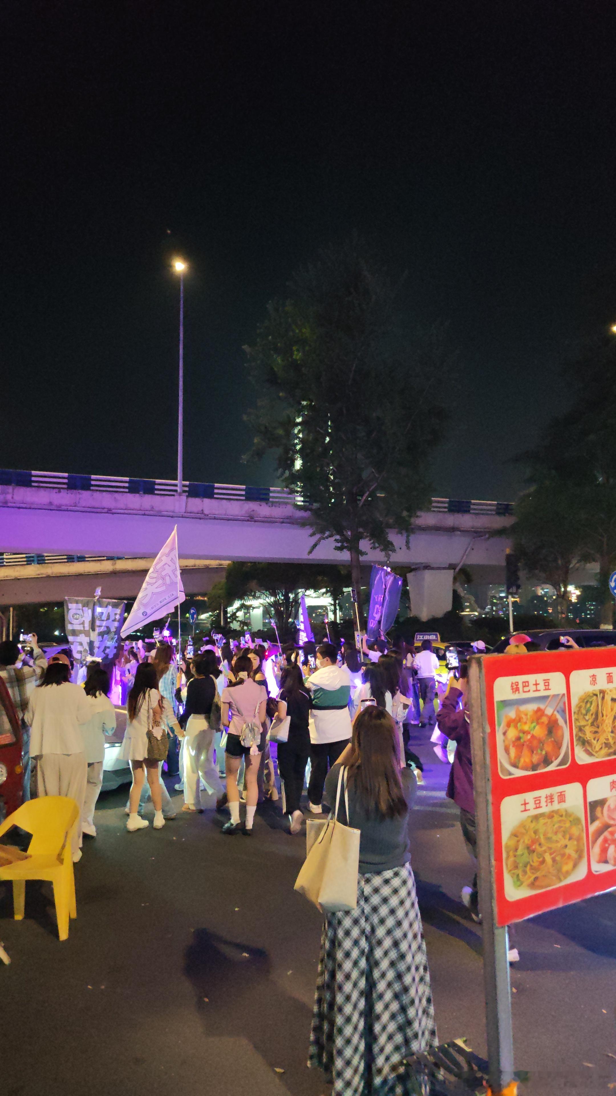 tg 陈奕恒粉丝横穿马路，堵住路口，让路人无法上车 