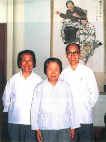 1983年7月7日，邓颖超与沈安娜、华明之在中南海西花厅