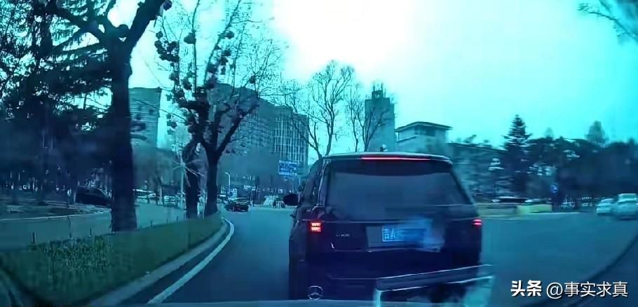 路虎别奔驰异地警察堵门，大奔全家遭外力施压
近日，长春的l吕先生开车遭到路虎车主