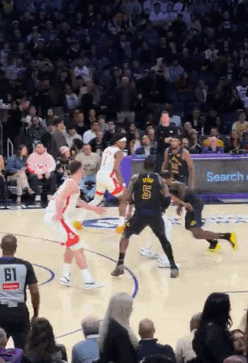 41岁詹姆斯折叠背扣41岁季后赛玩这个？詹姆斯过掉杜兰特，反身折叠暴力背扣！詹姆