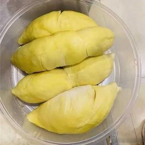大宝超喜欢吃这个榴莲大幅，我也好喜欢吃～一口咬下去，软软糯糯，里面还有榴莲馅，香