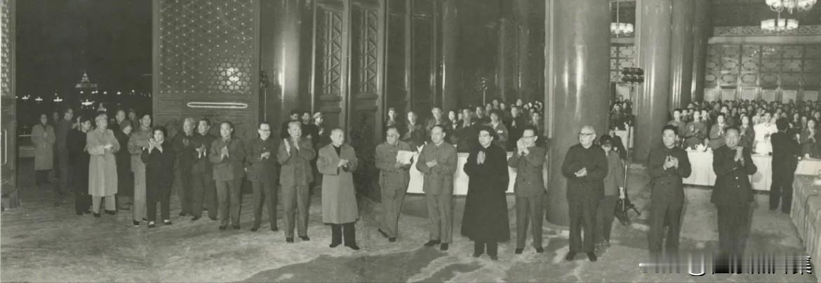 1976年9月30日，首都工农兵学商群众代表四百多人在天安门城楼上举行座谈会，隆