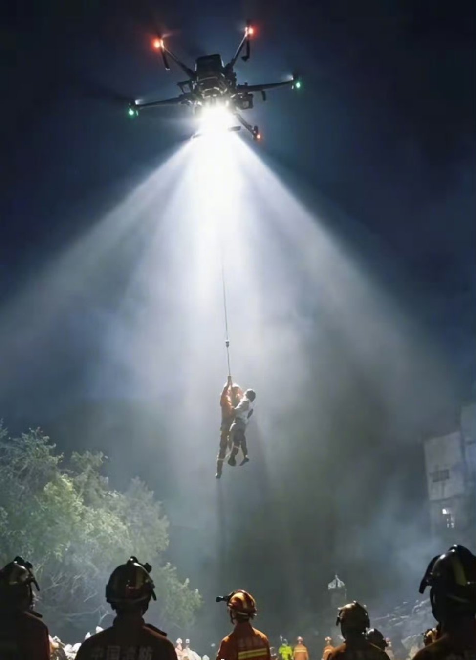 原则上无人机不许吊人但人民大于原则这个绝对能进今年神图前十吧！原则上无人机是不能