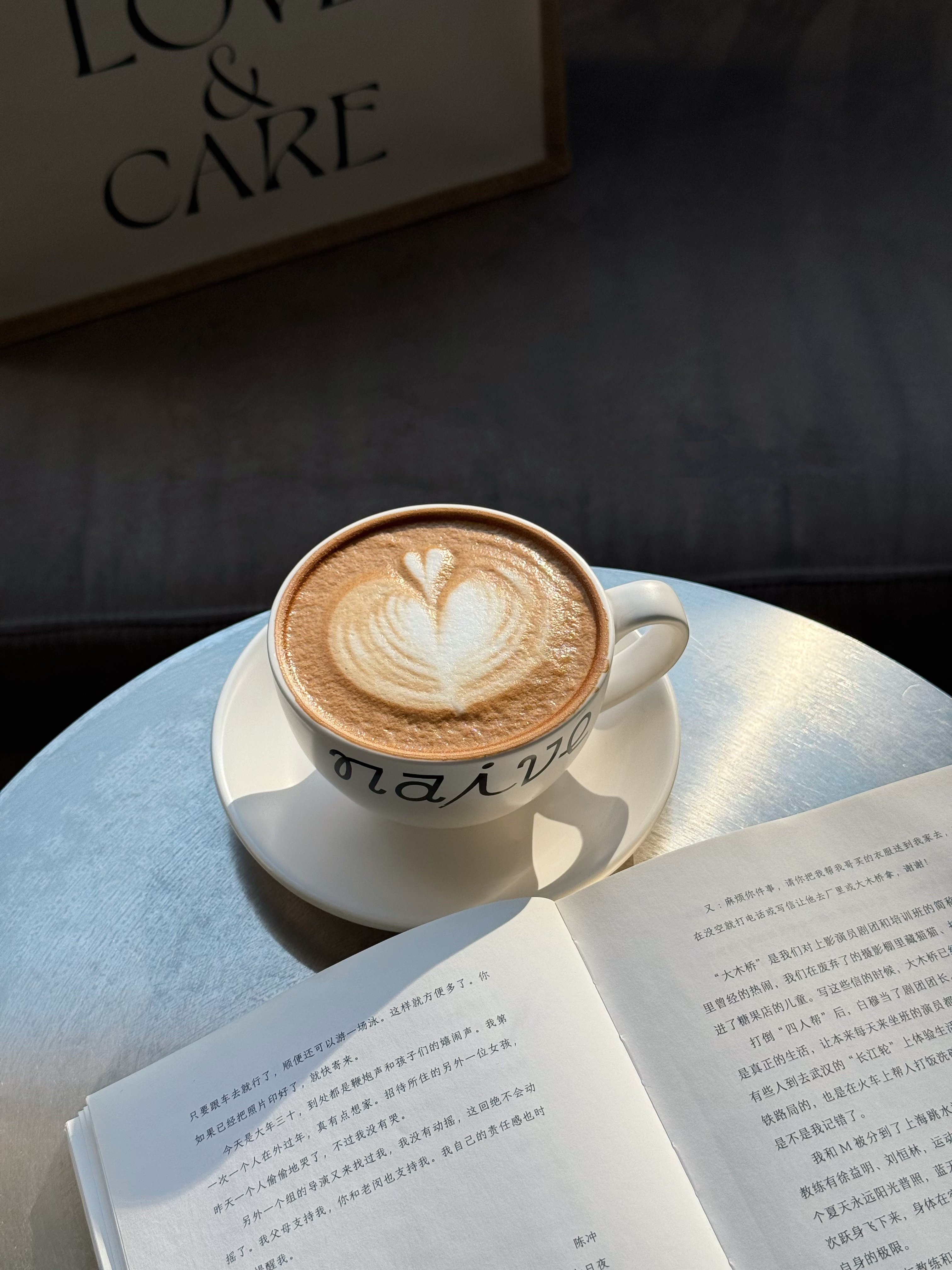 今天背了之前去爱康君安体检送的黄麻包去喝咖啡店，没想到这么适配！米黄配色和咖啡馆