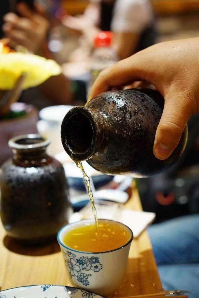 当身体亮红灯时果断戒酒，那不叫勇气，而是被迫无奈。在身体亮红灯前果断戒酒，这才叫