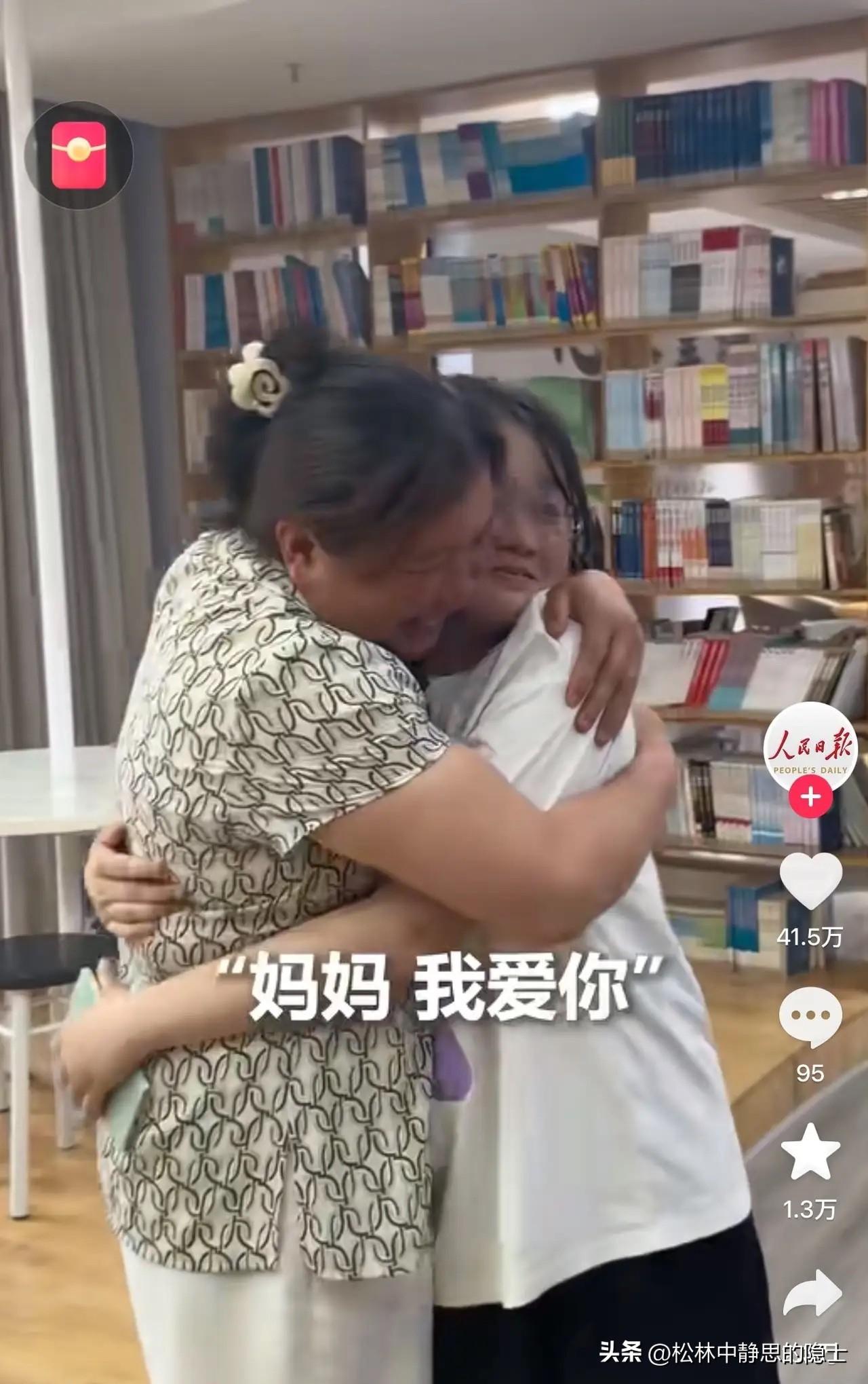上人民日报了！近日四川成都，一位单亲妈妈十几年在工地扛钢管卖苦力，硬是养出了全省