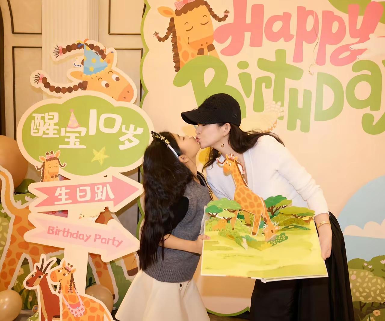 章子怡是“既要又要”的完美代言人！事业上她要杀出重围，于是成了著名的国际章。很多