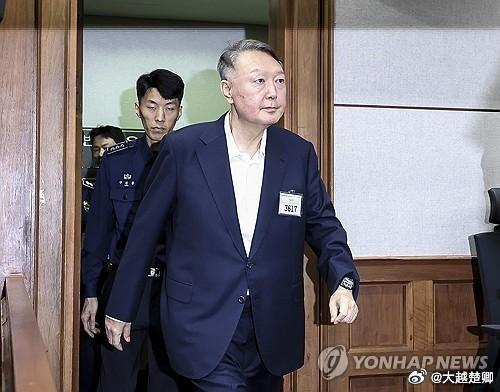 韩国特检组要求以妨碍逮捕罪对尹锡悦判刑10年。尹锡悦目前被控十项罪名，其中内乱罪