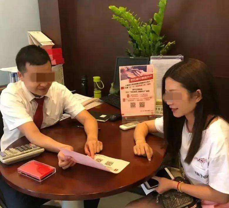 佛山，一女子提前还30万房贷，却被银行百般刁难！为了防止银行从中作梗，她留了个心