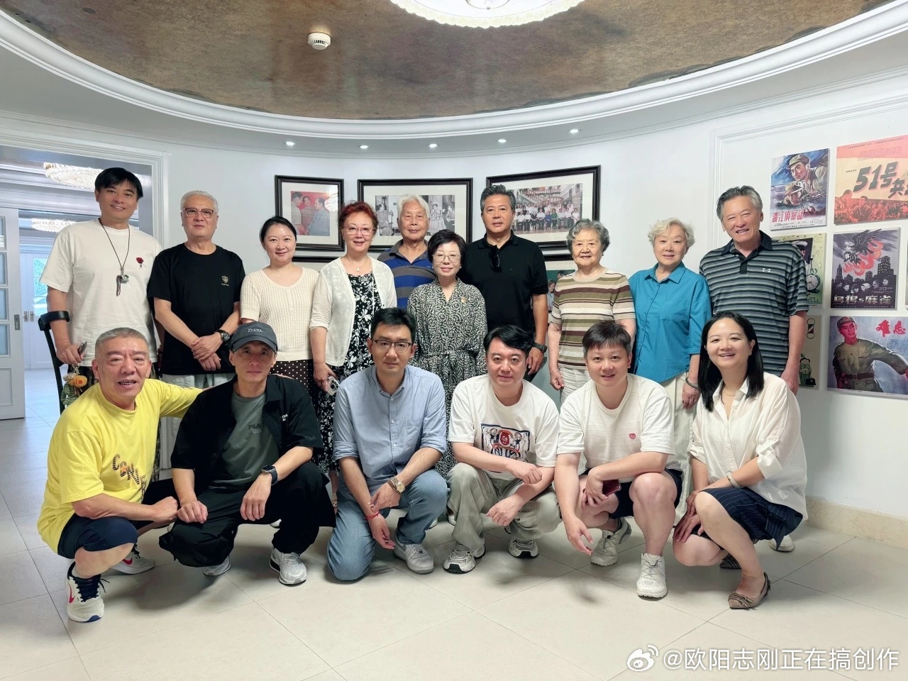 上影厂演员开会。第一张照片前排右二这个演员杨晨，当年演过青春偶像剧《十八岁的天空